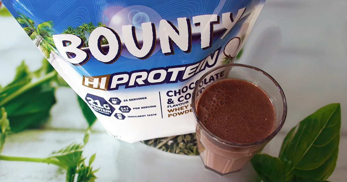 Bild zeigt eine Tüte Bounty Hi Protein Pulver und einen Shake