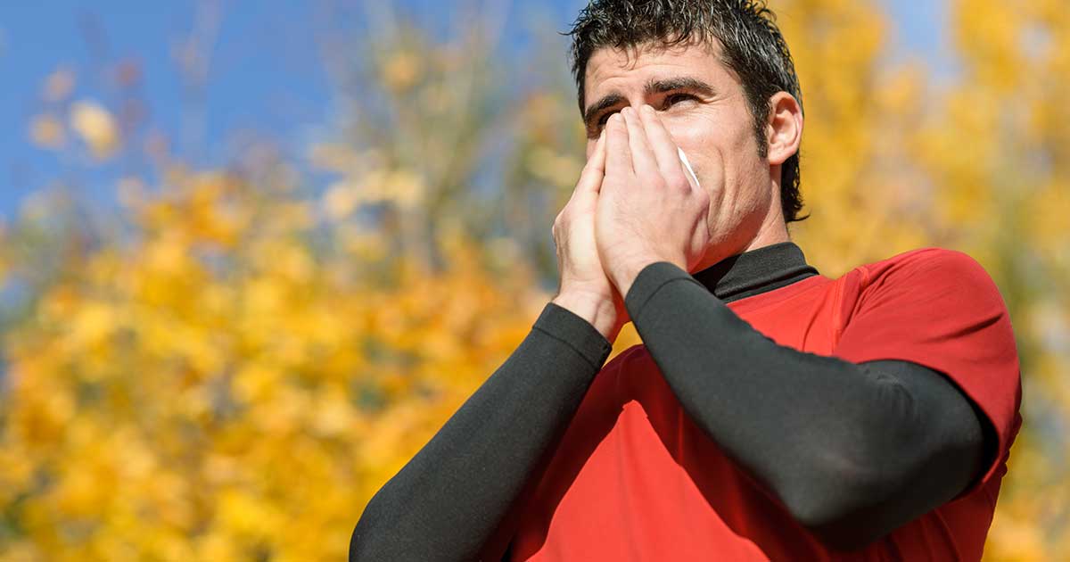 Bild zeigt Sportler mit Erkältung beim Husten
