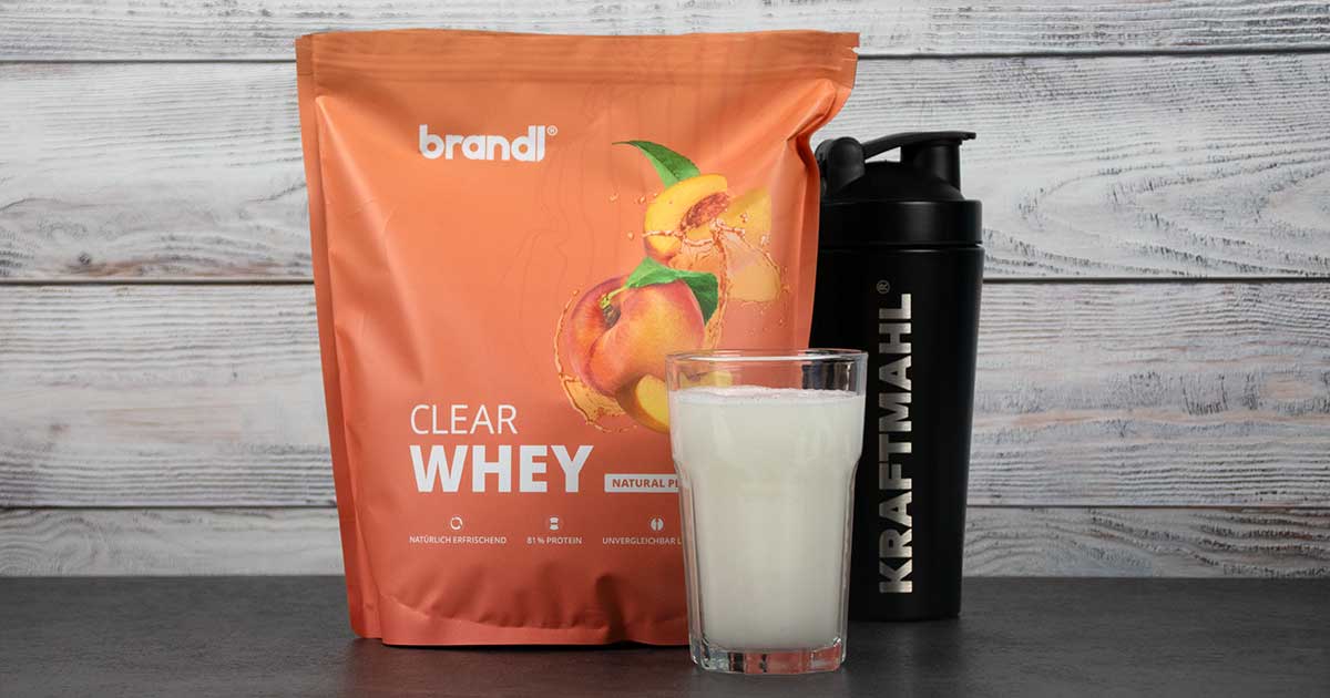 Bild zeigt das Brandl Nutrition Clear Whey, den Kraftmahl Shaker und einen zubereiteten Shake