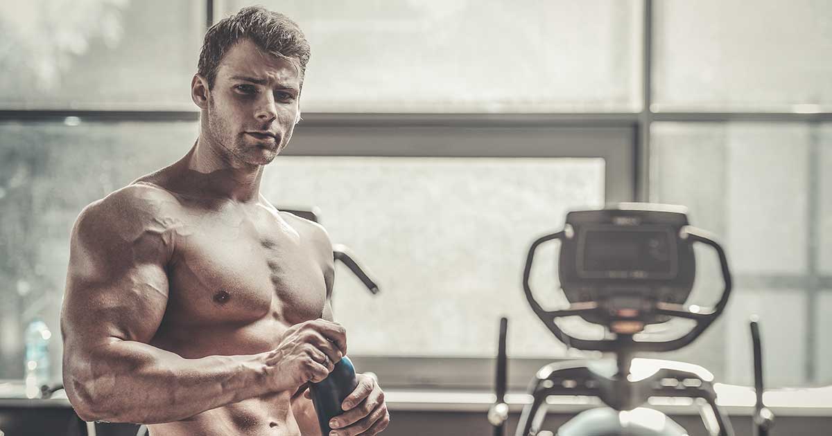 Bild zeigt Sportler mit Shaker in der Hand