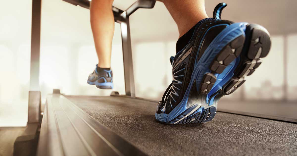 Bild zeigt Füße und Lauftechnik auf dem Laufband