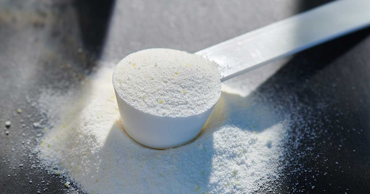 Kreatinpulver auf einem Löffel – mögliche Ursache für Durchfall bei sensibler Verträglichkeit