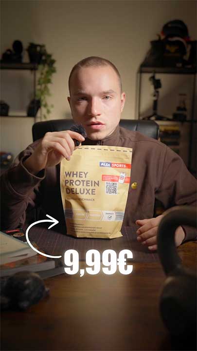 Bild zeigt Nico von Kraftmahl mit einer TĂŒte Aldi Whey im YouTube-Video