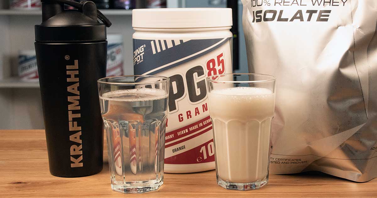 Unterschied zwischen Clear Whey und normalem Whey Protein – klares und cremiges Getränk nebeneinander mit Kraftmahl-Shaker und Verpackungen.