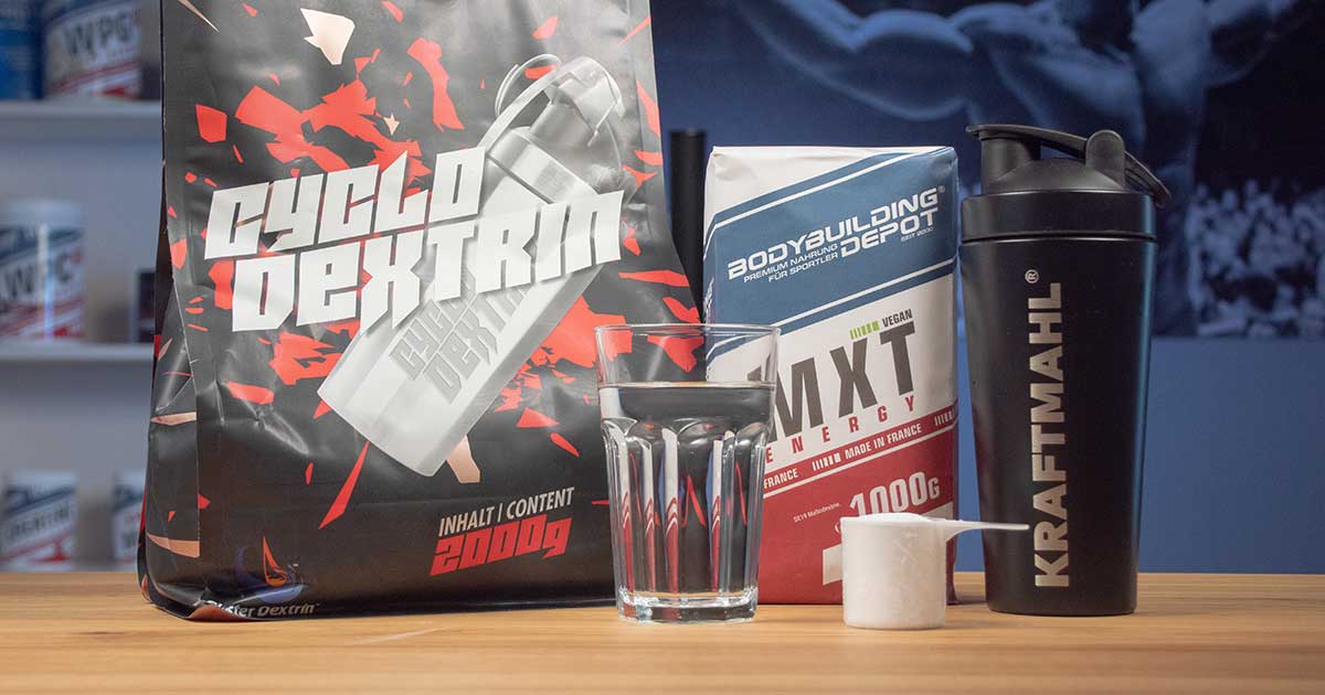 Gegenüberstellung von Cluster Dextrin (Cyclo Dextrin) und Maltodextrin Pulver mit Shaker und Messlöffel