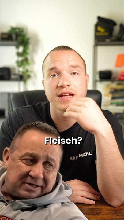 Bild zeigt Nico aus Redaktion im Video Tofu oder Fleisch? Der Ruf von Tofu ist schlechter als verdient. Im Vordergrund Markus Rühl und Aufschrift Fleisch