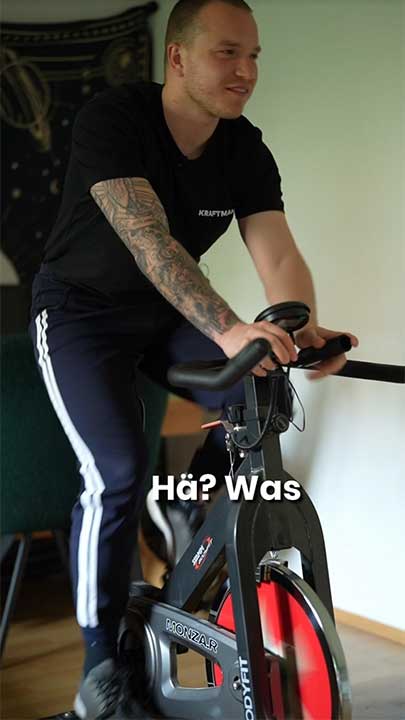 Bild zeigt Nico aus Kraftmahl-Redaktion beim Cardio. Screenshot aus dem Video auf Youtube.