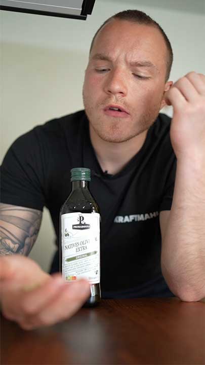Nico mit Flasche Olivenöl aus dem Video Fett macht Fett