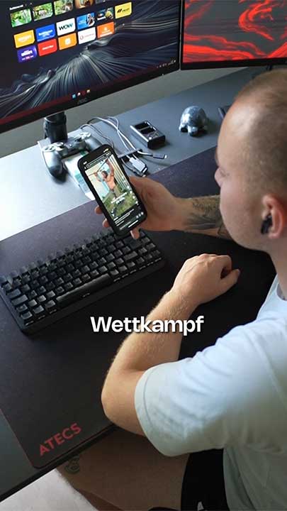 Nico sitzt am Rechner und schaut Social Media Beiträge von Influencern mit geringem Körperfettanteil als Symbolbild für Körperfett-Video