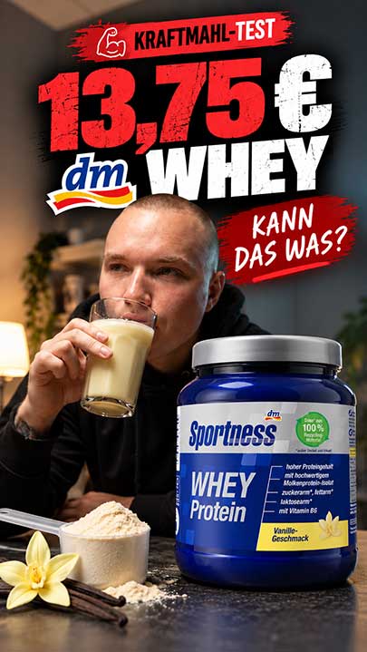 Nico trinkt ein Glas Sportness Whey aus dem dm als Symbolbild für den Test