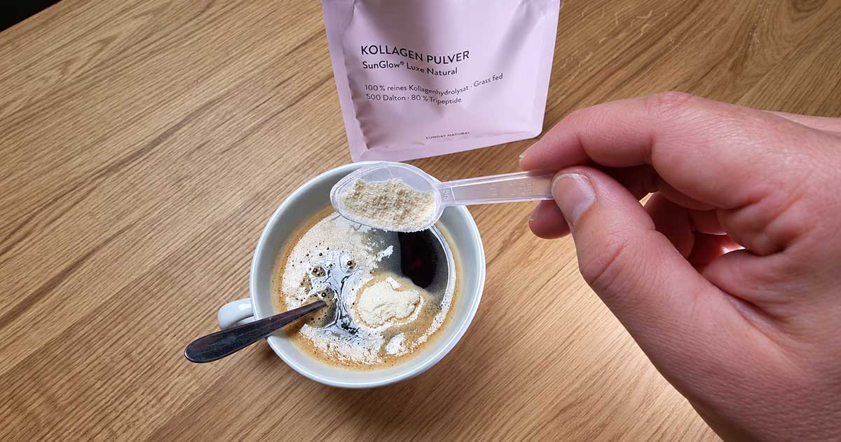 Sunday Natural SunGlow Luxe Kollagen wird in Kaffee eingerührt