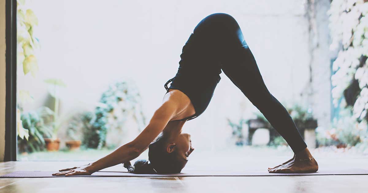 Bild zeigt Ausführung adho mukha svanasana Yoga Übung für Anfänger