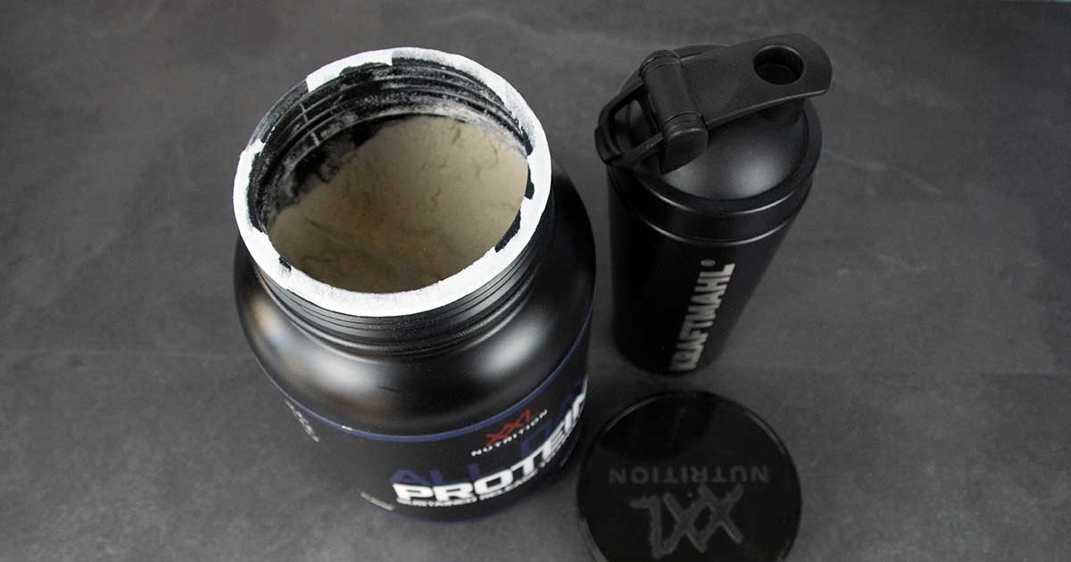 Bild zeigt Blick in frisch geöffnete Dose All Day Protein von XXL Nutrition