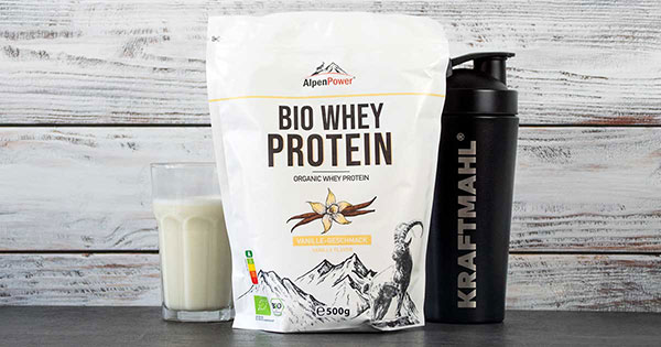 AlpenPower Bio Whey Protein im Test, Packung mit Shake und Kraftmahl-Shaker.