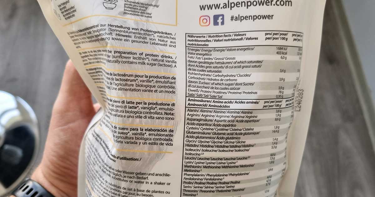 Bild zeigt Alpenpower Whey in Hand