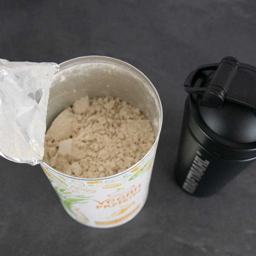 Blick in frisch geöffnete Dose Alpha Foods Vegan Protein