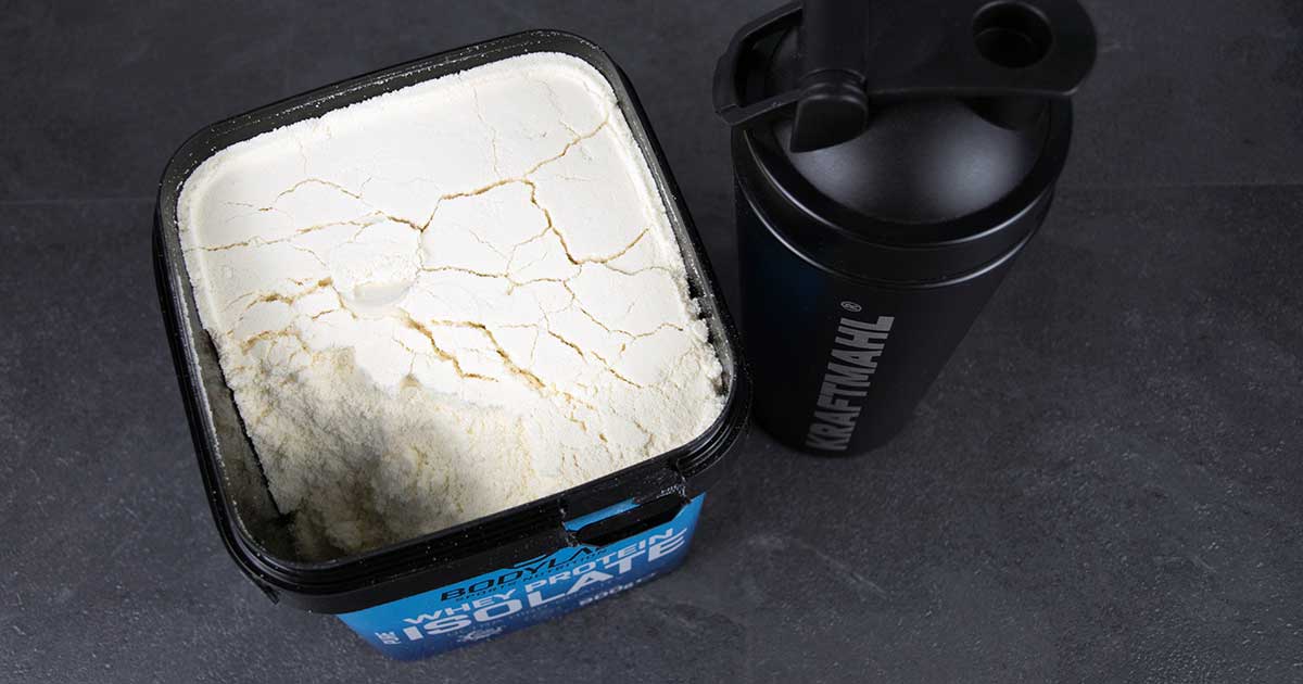 Bild zeigt Blick durch uns in frisch geöffnete Dose Bodylab Whey isolat