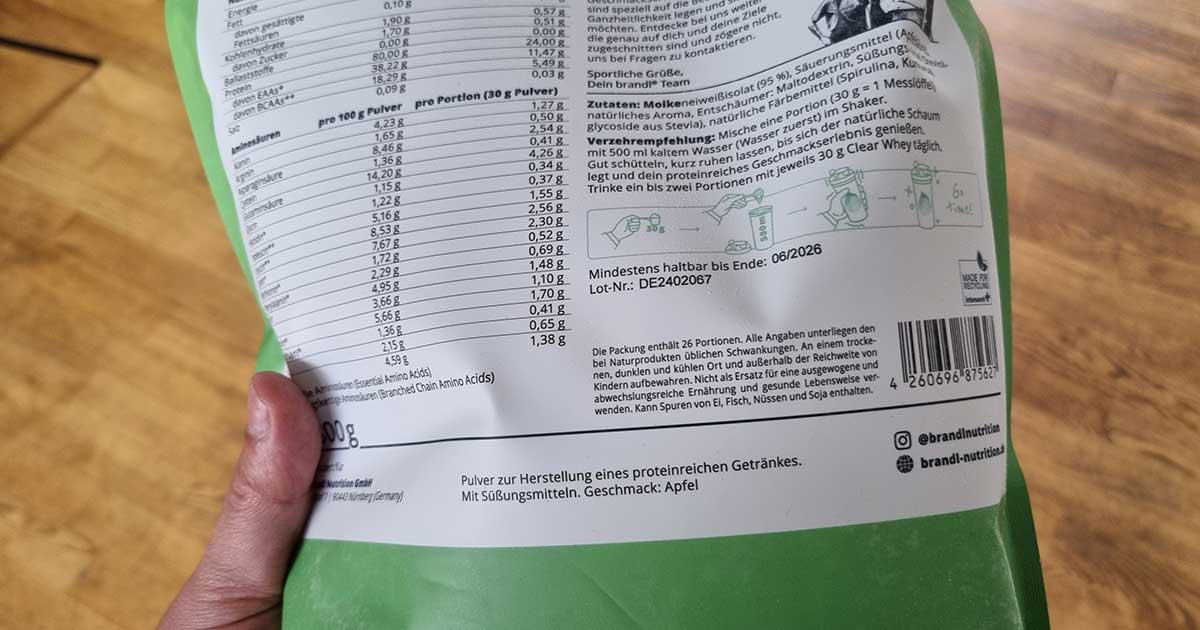 Bild zeigt Tüte Brandl Clear Whey in Hand mit Nährwerten, Aminosäuren und MHD
