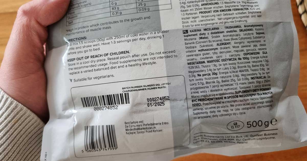 Bild zeigt Bulk Mizellares Casein in Hand mit sichtbarer Lot-Nummer und MHD als Nachweis des getesteten Produkts