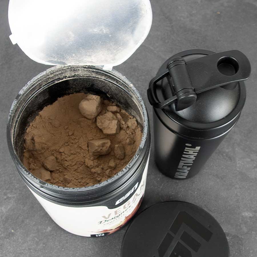 Bild zeigt frisch geöffnete Dose ESN Vegan Designer Protein