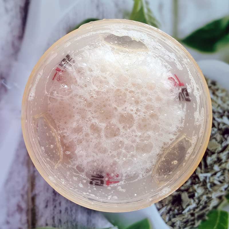 Blick in frisch geöffnete Dose Foodspring Clear Whey
