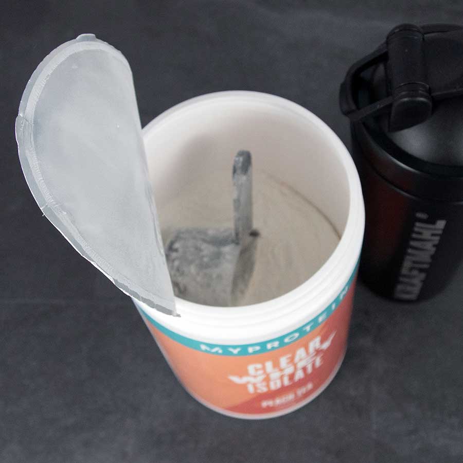 Bild zeigt Blick in firsch geöffnete Dose Myprotein Clear Whey Isolate
