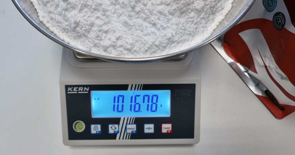 Füllmengenprüfung des GymBeam Creatine Monohydrate auf einer KERN-Präzisionswaage mit gemessenen 1.016,78 g statt der deklarierten 1.000 g.