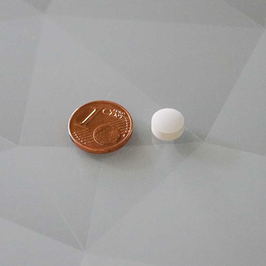 Bild zeigt 25 mg Tablette von Natural Elements Zink Bisglycinat gegenüber einem 1-Cent-Stück