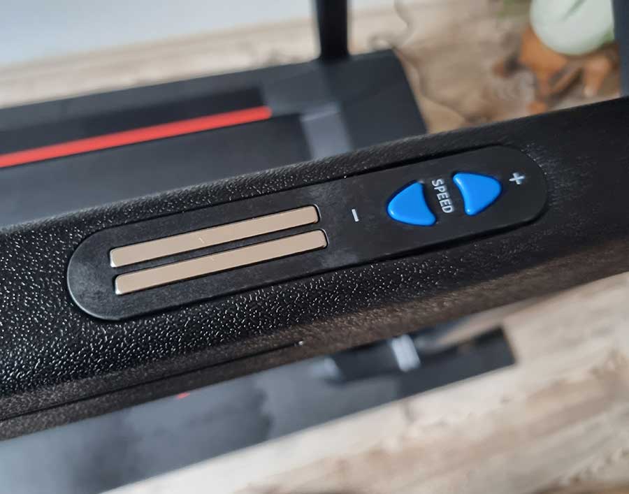 Bild zeigt Geschwindigkeitskontrolle am Laufband Sportstech F31s