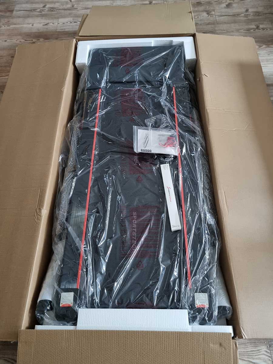 Bild zeigt frisch geöffnete Verpackung des Sportstech F31s Laufbands