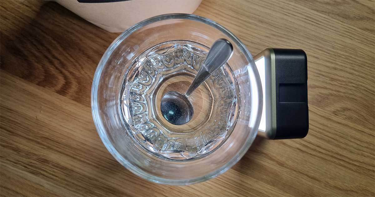 Lichttest zur Verteilbarkeit von Sunday Natural Creavitalis Creatin in einem Wasserglas mit seitlicher Beleuchtung