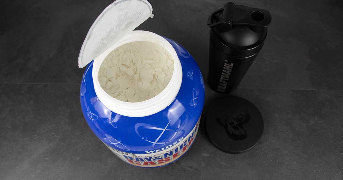 Bild zeigt Blick in frisch geöffnete Dose Weider Day & Night Casein bei Kraftmahl im Test