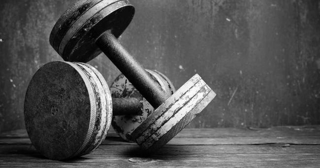 Bild zeigt Hanteln für Beitrag Alkohol vor dem Training