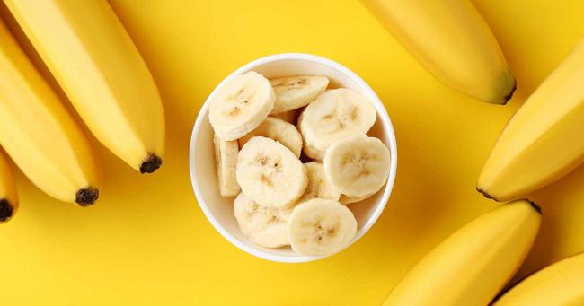 Bild zeigt geschnittene Banane und ganze Bananen