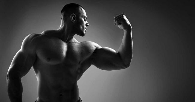 Bild zeigt Sportler, der den Bizeps anspannt