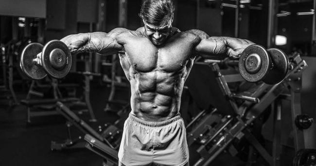 Bild zeigt Sportler beim Schultertraining