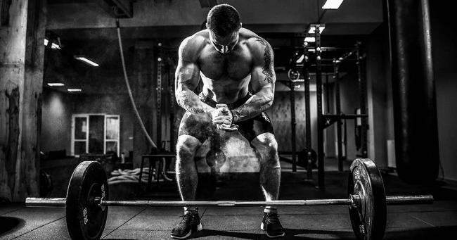 Bild zeigt Sportler in Vorbereitung auf Kreuzheben / Deadlift