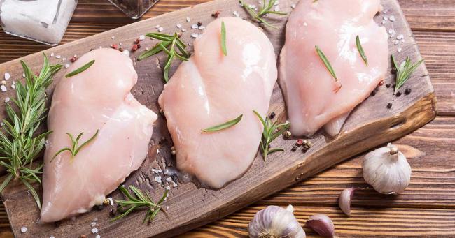 Bild zeigt Hähnchenbrust zur Zubereitung vorbereitet