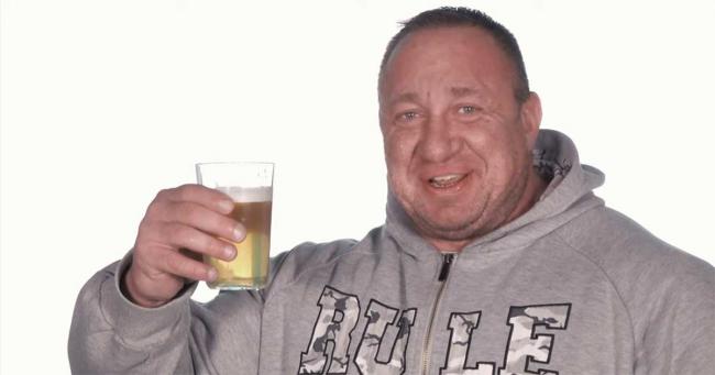 Bild zeigt Markus Rühl mit einem Shake Stabiles Bier