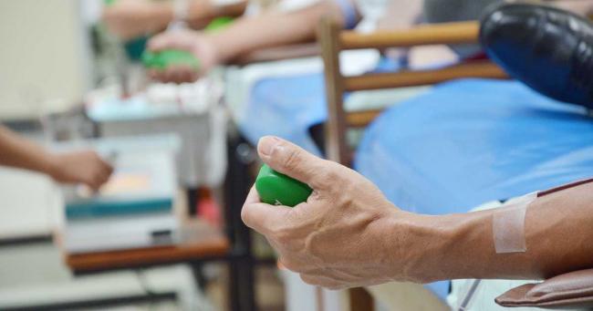 Bild zeigt Personen beim Blutspenden