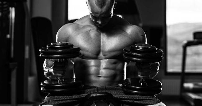 Bild zeigt Sportler in Vorbereitung auf das Schrägbankdrücken