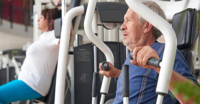 Bild zeigt Senioren beim Krafttraining