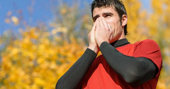 Bild zeigt Sportler mit Erkältung beim Husten