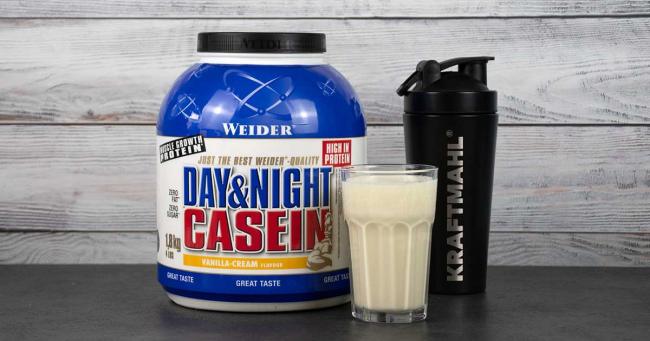 Bild zeigt das Weider Day & Night Casein und fertig zubereiteten Shake mit Kraftmahl-Shaker