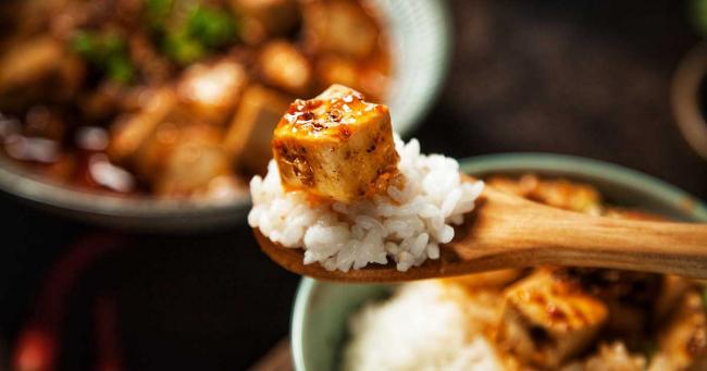 Bild zeigt Tofu auf Reis, wie Hähnchen zubereitet