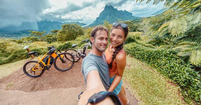 Bild zeigt Paar im Aktivurlaub mit dem E-Bike