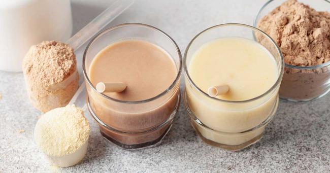 Bild zeigt 2 Gläser mit Casein und Whey
