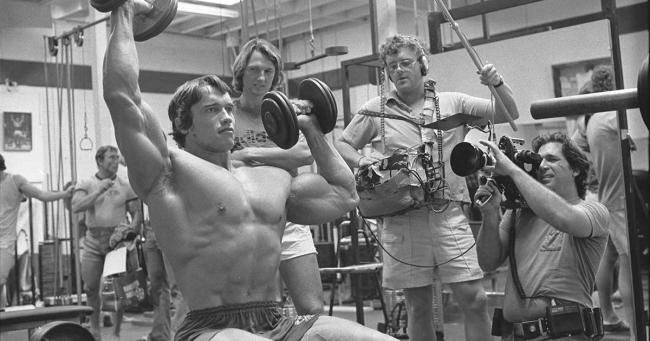 Arnold Schwarzenegger am Filmset von Pumping Iron