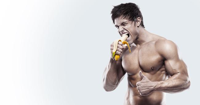 Bild zeigt Sportler vor dem Sport mit Banane in der Hand