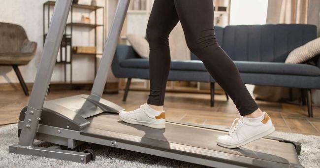 Bild zeigt Frau Zuhause auf dem Laufband